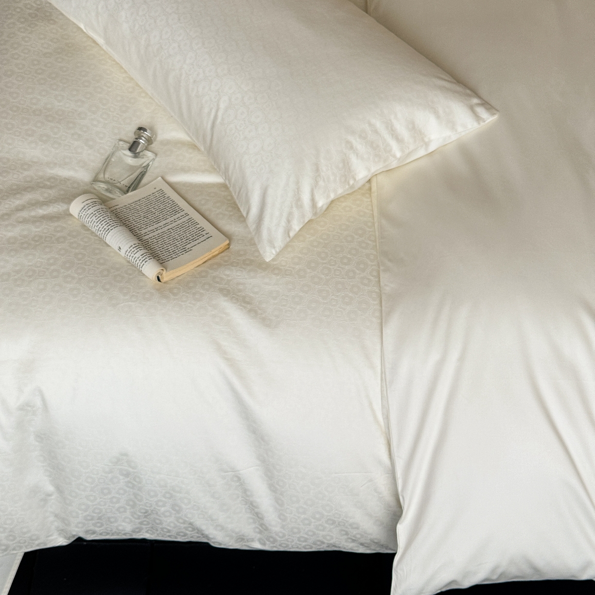 91家纺网 家纺一手货源 找家纺 （总）ONE TWO ONE 1212025新款高支高密长绒棉贡缎精工提花四件套-壹朵甜甜（风格二）（为了各位老板们都有利润空间，平台控价券后不得低于228/318/338元，感谢您的配合与支持！）