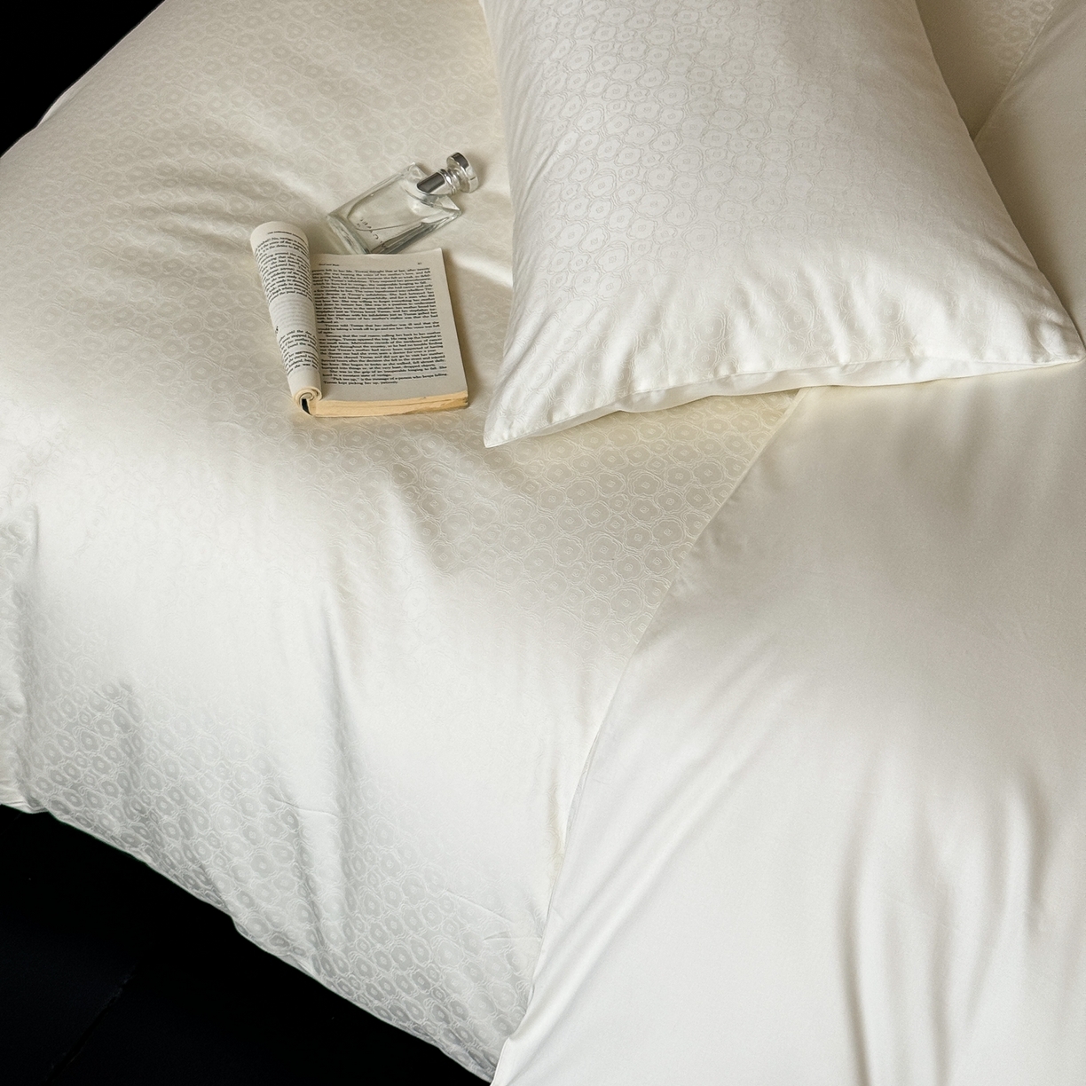 91家纺网 家纺一手货源 找家纺 （总）ONE TWO ONE 1212025新款高支高密长绒棉贡缎精工提花四件套-壹朵甜甜（风格二）（为了各位老板们都有利润空间，平台控价券后不得低于228/318/338元，感谢您的配合与支持！）