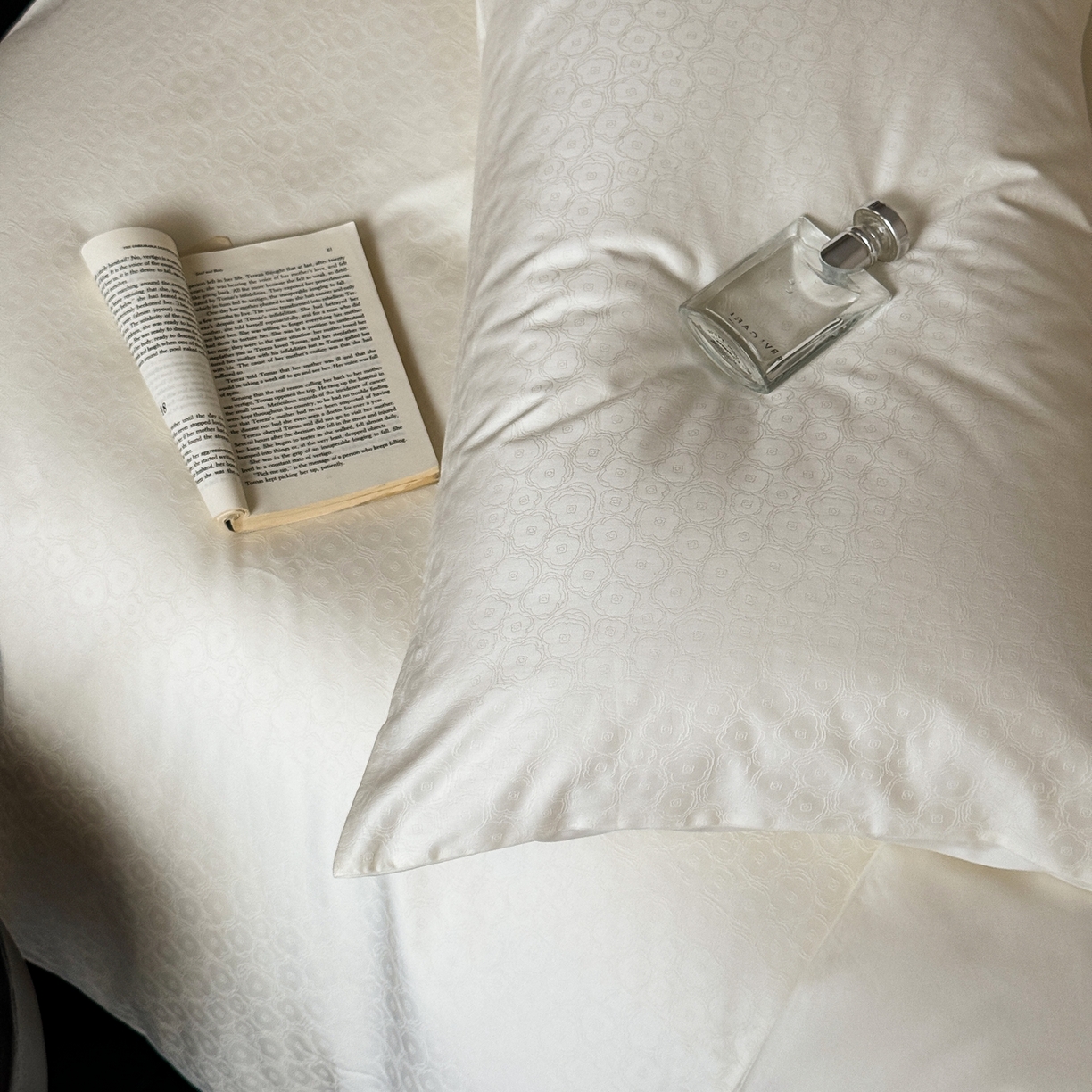 91家纺网 家纺一手货源 找家纺 （总）ONE TWO ONE 1212025新款高支高密长绒棉贡缎精工提花四件套-壹朵甜甜（风格二）（为了各位老板们都有利润空间，平台控价券后不得低于228/318/338元，感谢您的配合与支持！）