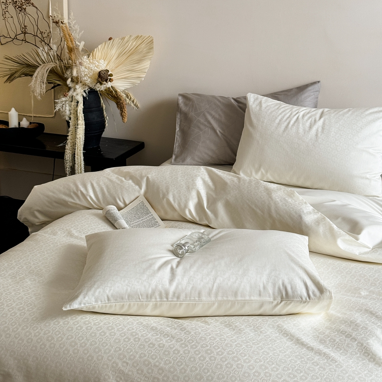 91家纺网 家纺一手货源 找家纺 （总）ONE TWO ONE 1212025新款高支高密长绒棉贡缎精工提花四件套-壹朵甜甜（风格二）（为了各位老板们都有利润空间，平台控价券后不得低于228/318/338元，感谢您的配合与支持！）