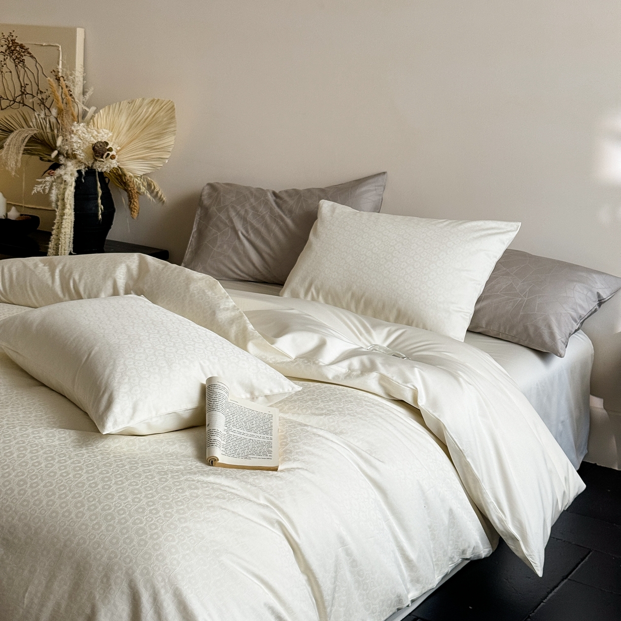 91家纺网 家纺一手货源 找家纺 （总）ONE TWO ONE 1212025新款高支高密长绒棉贡缎精工提花四件套-壹朵甜甜（风格二）（为了各位老板们都有利润空间，平台控价券后不得低于228/318/338元，感谢您的配合与支持！）