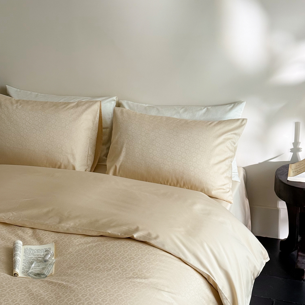 91家纺网 家纺一手货源 找家纺 ONE TWO ONE 1212025新款高支高密长绒棉贡缎精工提花四件套-壹朵甜甜（风格二）（为了各位老板们都有利润空间，平台控价券后不得低于228/318/338元，感谢您的配合与支持！） 壹朵甜