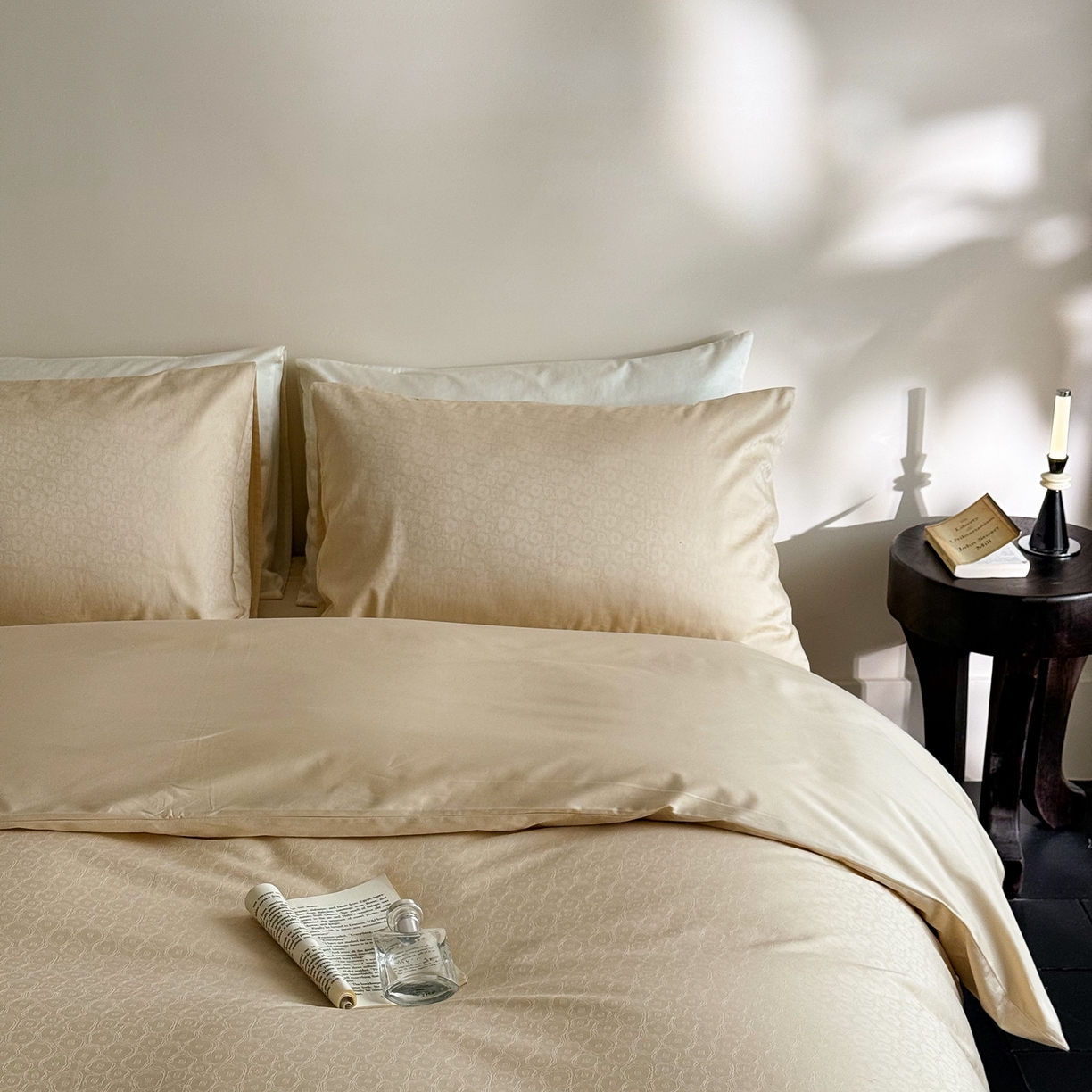 91家纺网 家纺一手货源 找家纺 ONE TWO ONE 1212025新款高支高密长绒棉贡缎精工提花四件套-壹朵甜甜（风格二）（为了各位老板们都有利润空间，平台控价券后不得低于228/318/338元，感谢您的配合与支持！） 壹朵甜