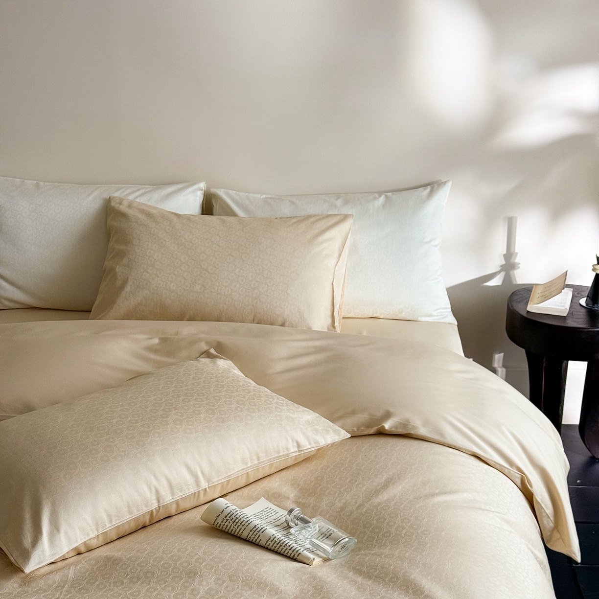 91家纺网 家纺一手货源 找家纺 ONE TWO ONE 1212025新款高支高密长绒棉贡缎精工提花四件套-壹朵甜甜（风格二）（为了各位老板们都有利润空间，平台控价券后不得低于228/318/338元，感谢您的配合与支持！） 壹朵甜