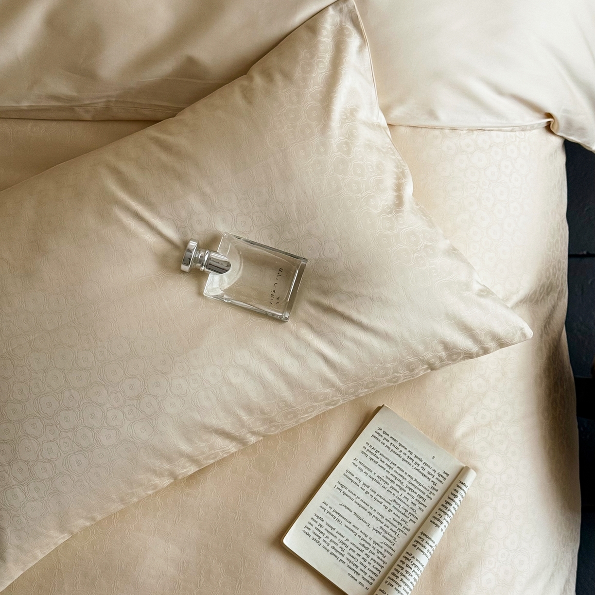 91家纺网 家纺一手货源 找家纺 ONE TWO ONE 1212025新款高支高密长绒棉贡缎精工提花四件套-壹朵甜甜（风格二）（为了各位老板们都有利润空间，平台控价券后不得低于228/318/338元，感谢您的配合与支持！） 壹朵甜