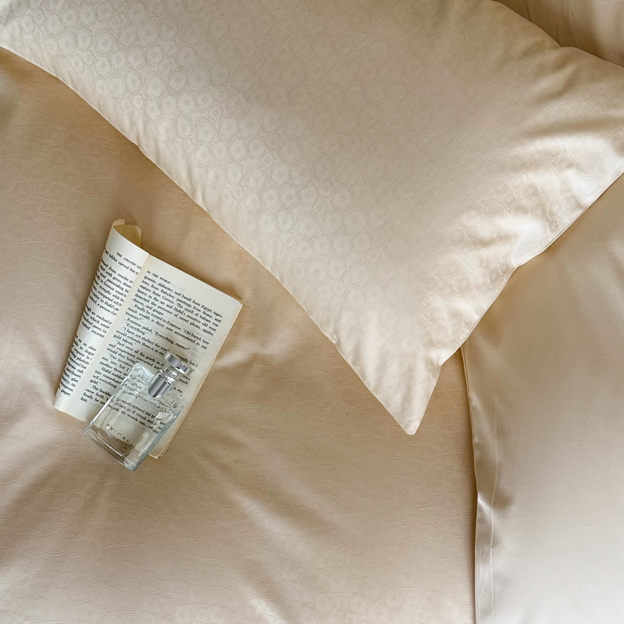 91家纺网 家纺一手货源 找家纺 ONE TWO ONE 1212025新款高支高密长绒棉贡缎精工提花四件套-壹朵甜甜（风格二）（为了各位老板们都有利润空间，平台控价券后不得低于228/318/338元，感谢您的配合与支持！） 壹朵甜