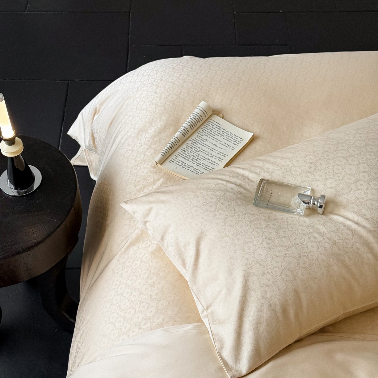 91家纺网 家纺一手货源 找家纺 ONE TWO ONE 1212025新款高支高密长绒棉贡缎精工提花四件套-壹朵甜甜（风格二）（为了各位老板们都有利润空间，平台控价券后不得低于228/318/338元，感谢您的配合与支持！） 壹朵甜