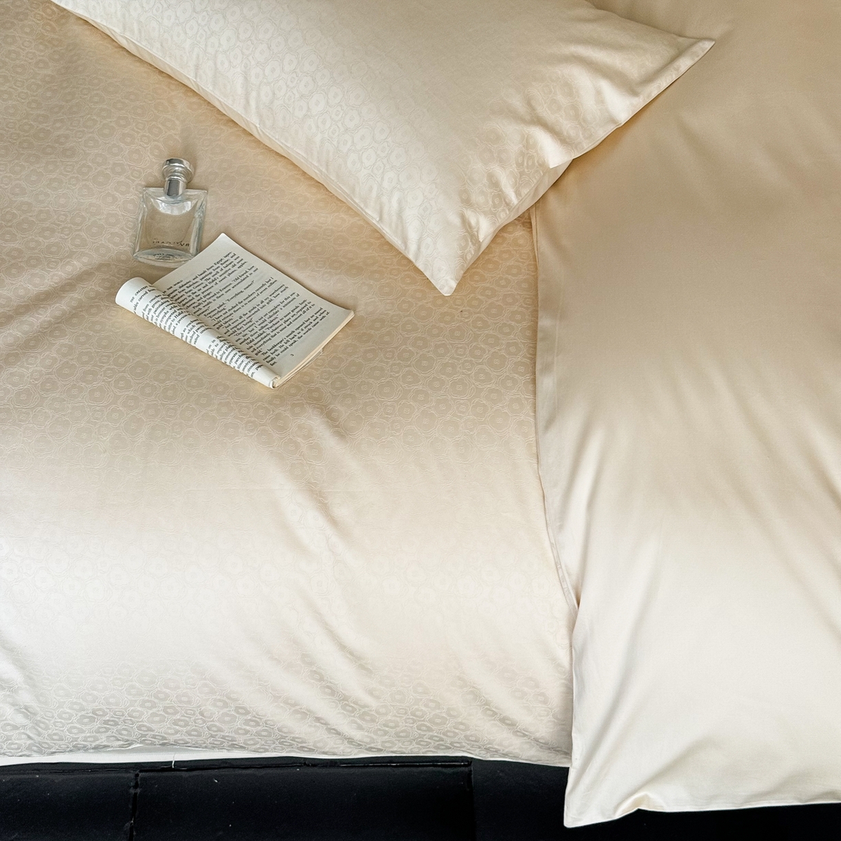 91家纺网 家纺一手货源 找家纺 ONE TWO ONE 1212025新款高支高密长绒棉贡缎精工提花四件套-壹朵甜甜（风格二）（为了各位老板们都有利润空间，平台控价券后不得低于228/318/338元，感谢您的配合与支持！） 壹朵甜