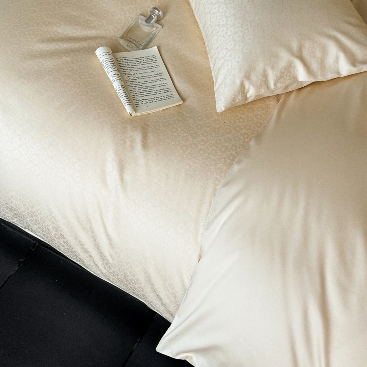 91家纺网 家纺一手货源 找家纺 ONE TWO ONE 1212025新款高支高密长绒棉贡缎精工提花四件套-壹朵甜甜（风格二）（为了各位老板们都有利润空间，平台控价券后不得低于228/318/338元，感谢您的配合与支持！） 壹朵甜