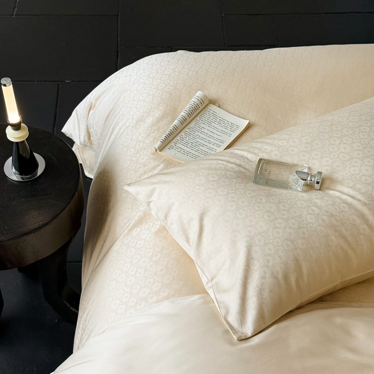 91家纺网 家纺一手货源 找家纺 ONE TWO ONE 1212025新款高支高密长绒棉贡缎精工提花四件套-壹朵甜甜（风格二）（为了各位老板们都有利润空间，平台控价券后不得低于228/318/338元，感谢您的配合与支持！） 壹朵甜