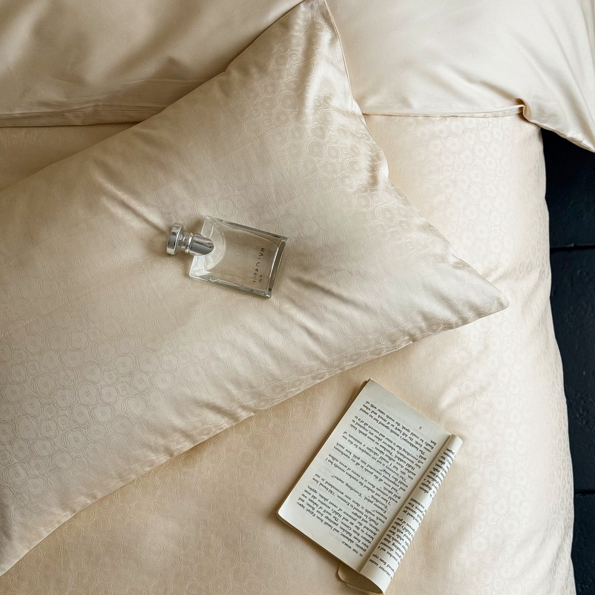 91家纺网 家纺一手货源 找家纺 ONE TWO ONE 1212025新款高支高密长绒棉贡缎精工提花四件套-壹朵甜甜（风格二）（为了各位老板们都有利润空间，平台控价券后不得低于228/318/338元，感谢您的配合与支持！） 壹朵甜