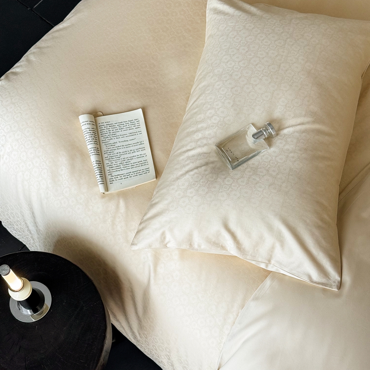 91家纺网 家纺一手货源 找家纺 ONE TWO ONE 1212025新款高支高密长绒棉贡缎精工提花四件套-壹朵甜甜（风格二）（为了各位老板们都有利润空间，平台控价券后不得低于228/318/338元，感谢您的配合与支持！） 壹朵甜