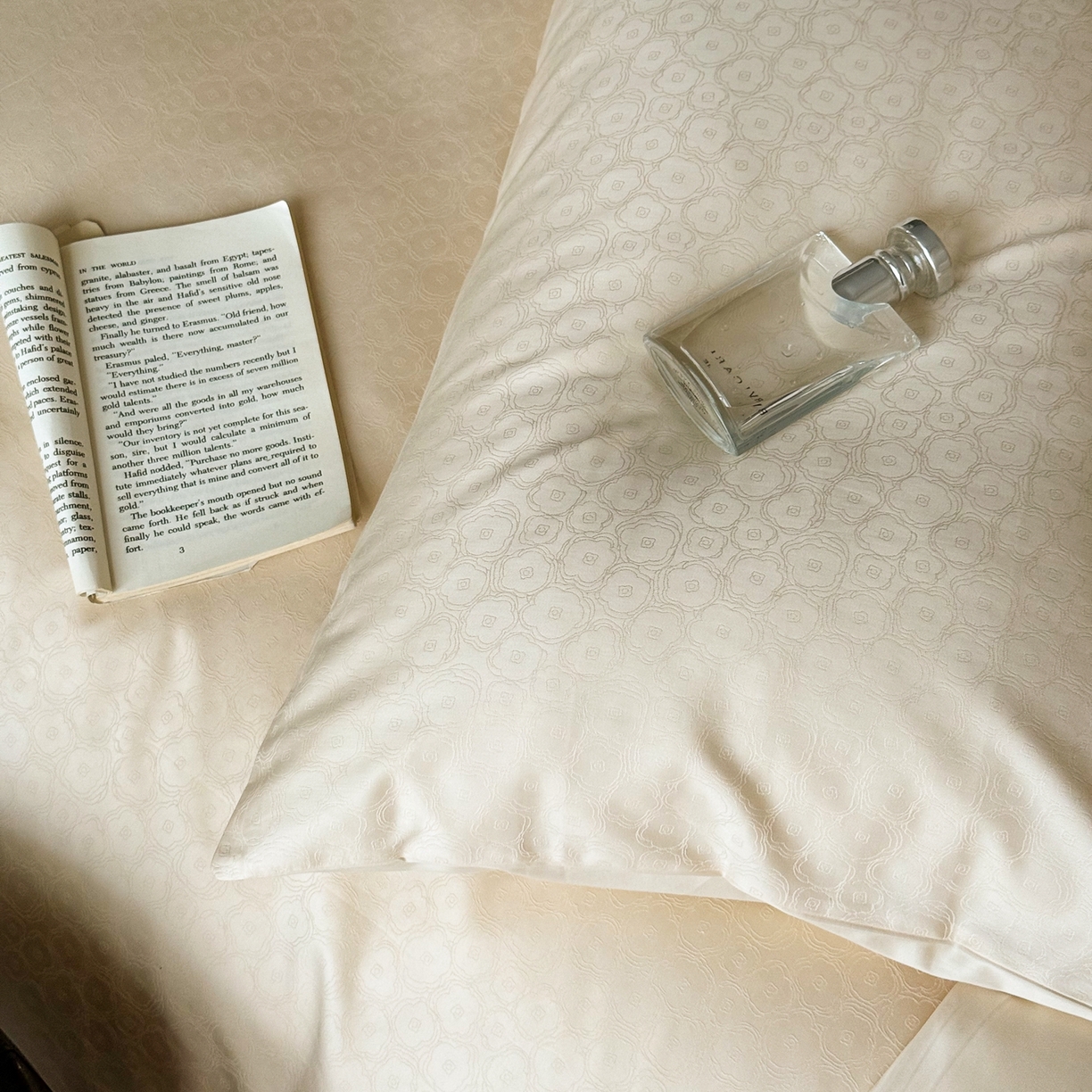 91家纺网 家纺一手货源 找家纺 ONE TWO ONE 1212025新款高支高密长绒棉贡缎精工提花四件套-壹朵甜甜（风格二）（为了各位老板们都有利润空间，平台控价券后不得低于228/318/338元，感谢您的配合与支持！） 壹朵甜