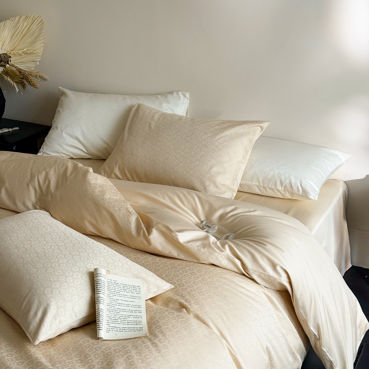 91家纺网 家纺一手货源 找家纺 ONE TWO ONE 1212025新款高支高密长绒棉贡缎精工提花四件套-壹朵甜甜（风格二）（为了各位老板们都有利润空间，平台控价券后不得低于228/318/338元，感谢您的配合与支持！） 壹朵甜