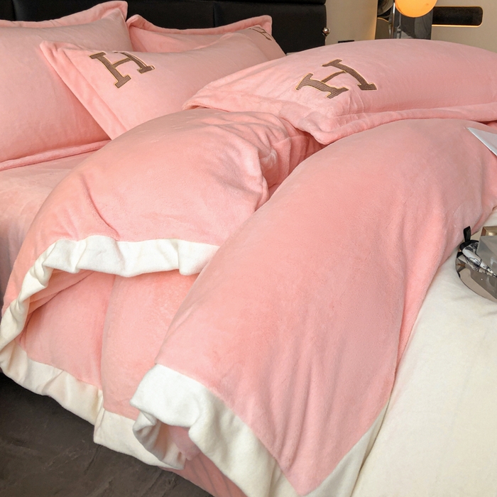 91家纺网 家纺一手货源 找家纺 苹果星家纺 2025新款230g牛奶绒四件套-艾琳 艾琳-奶油粉