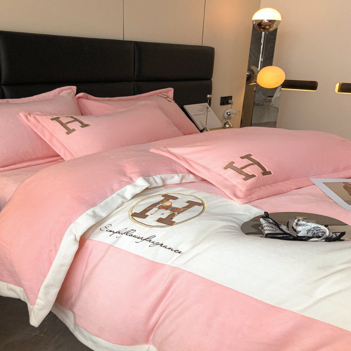 91家纺网 家纺一手货源 找家纺 苹果星家纺 2025新款230g牛奶绒四件套-艾琳 艾琳-奶油粉