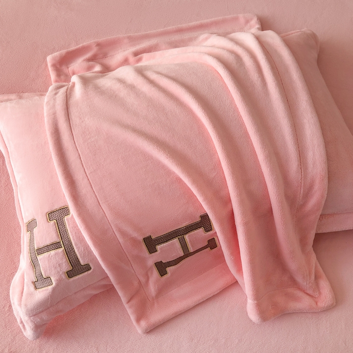 91家纺网 家纺一手货源 找家纺 苹果星家纺 2025新款230g牛奶绒四件套-艾琳 艾琳-奶油粉