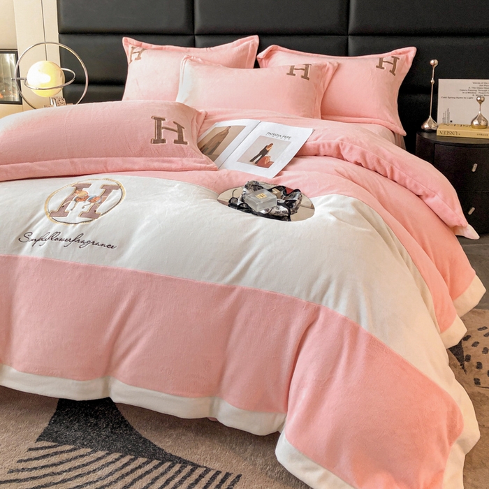 91家纺网 家纺一手货源 找家纺 苹果星家纺 2025新款230g牛奶绒四件套-艾琳 艾琳-奶油粉