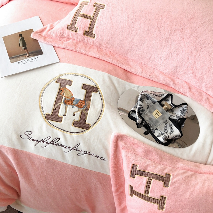 91家纺网 家纺一手货源 找家纺 苹果星家纺 2025新款230g牛奶绒四件套-艾琳 艾琳-奶油粉