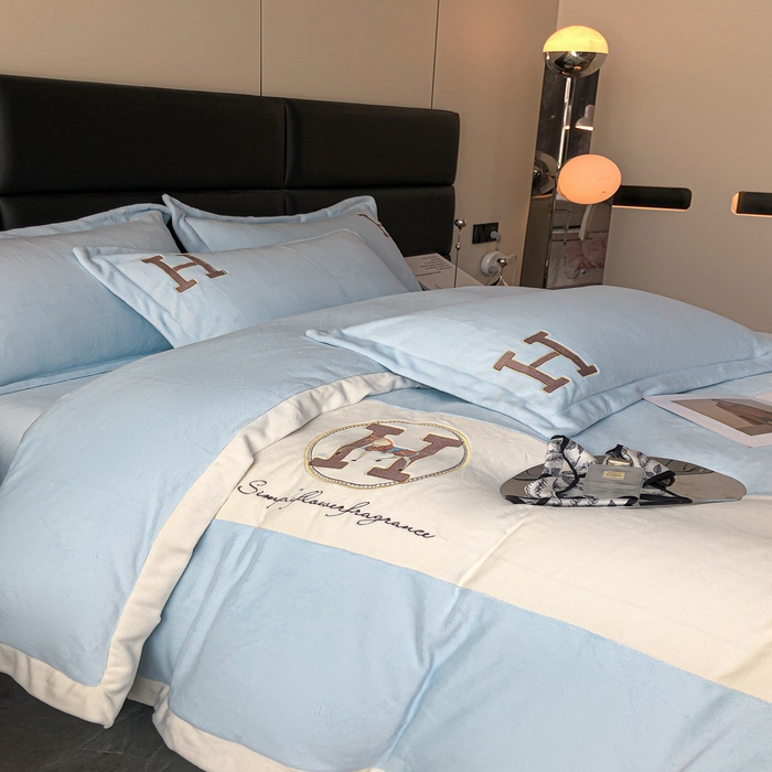 91家纺网 家纺一手货源 找家纺 苹果星家纺 2025新款230g牛奶绒四件套-艾琳 艾琳-浅蓝