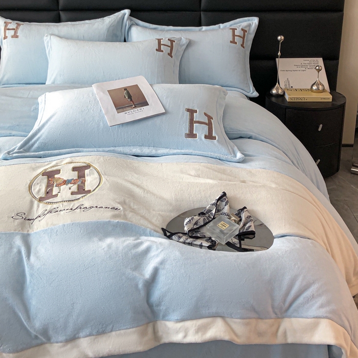 91家纺网 家纺一手货源 找家纺 苹果星家纺 2025新款230g牛奶绒四件套-艾琳 艾琳-浅蓝