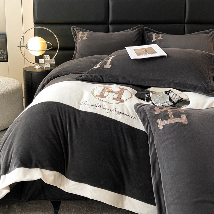 91家纺网 家纺一手货源 找家纺 苹果星家纺 2025新款230g牛奶绒四件套-艾琳 艾琳-深灰