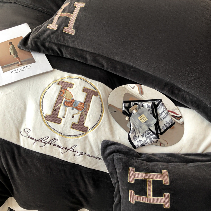 91家纺网 家纺一手货源 找家纺 苹果星家纺 2025新款230g牛奶绒四件套-艾琳 艾琳-深灰