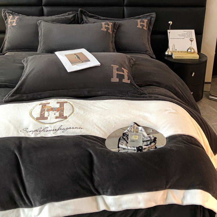 91家纺网 家纺一手货源 找家纺 苹果星家纺 2025新款230g牛奶绒四件套-艾琳 艾琳-深灰