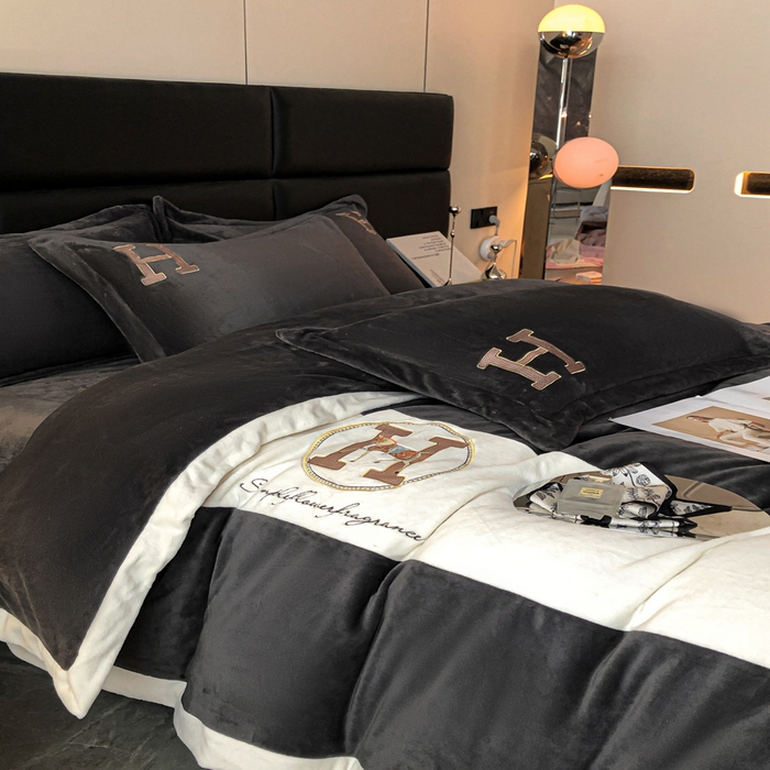 91家纺网 家纺一手货源 找家纺 苹果星家纺 2025新款230g牛奶绒四件套-艾琳 艾琳-深灰