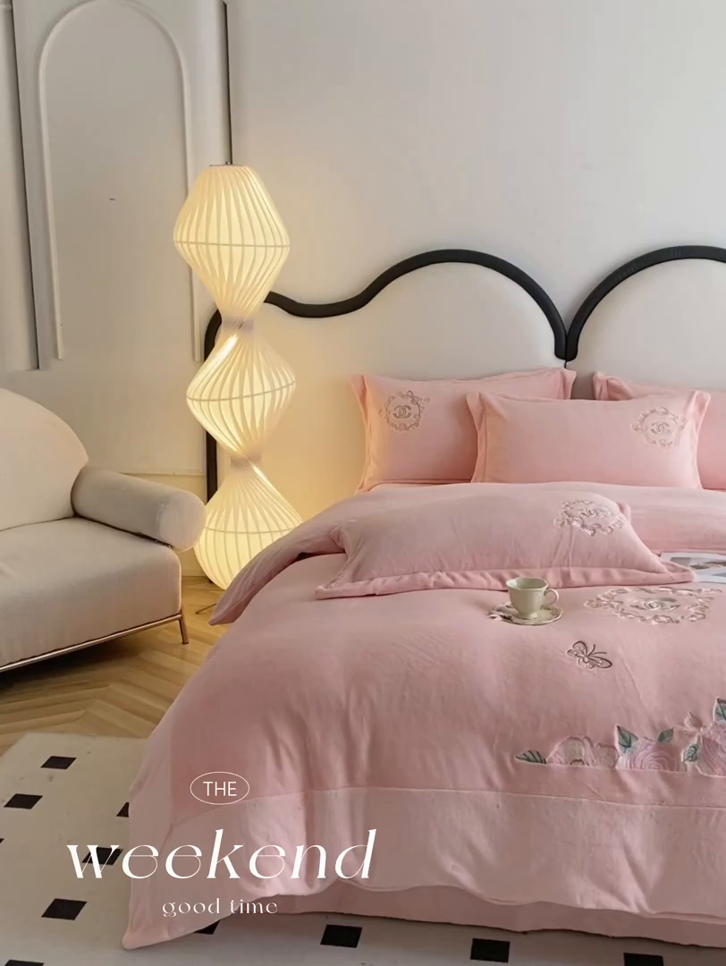 91家纺网 家纺一手货源 找家纺 （总）苹果星家纺 2025新款高克重纯色牛奶绒刺绣四件套-奢香夫人