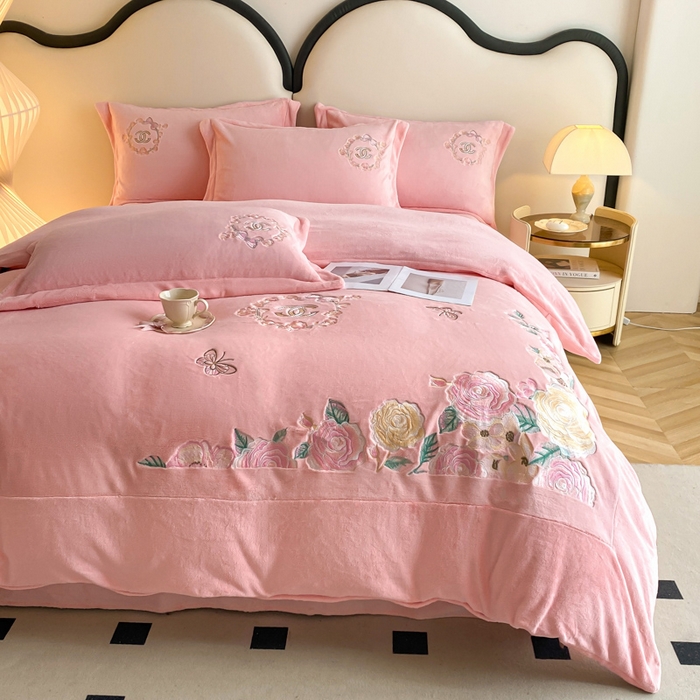 91家纺网 家纺一手货源 找家纺 （总）苹果星家纺 2025新款高克重纯色牛奶绒刺绣四件套-奢香夫人