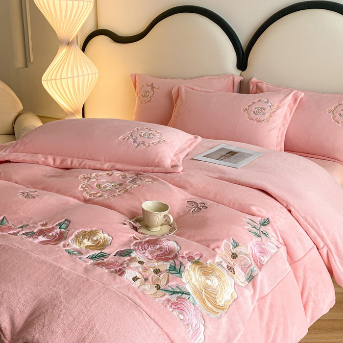 91家纺网 家纺一手货源 找家纺 （总）苹果星家纺 2025新款高克重纯色牛奶绒刺绣四件套-奢香夫人