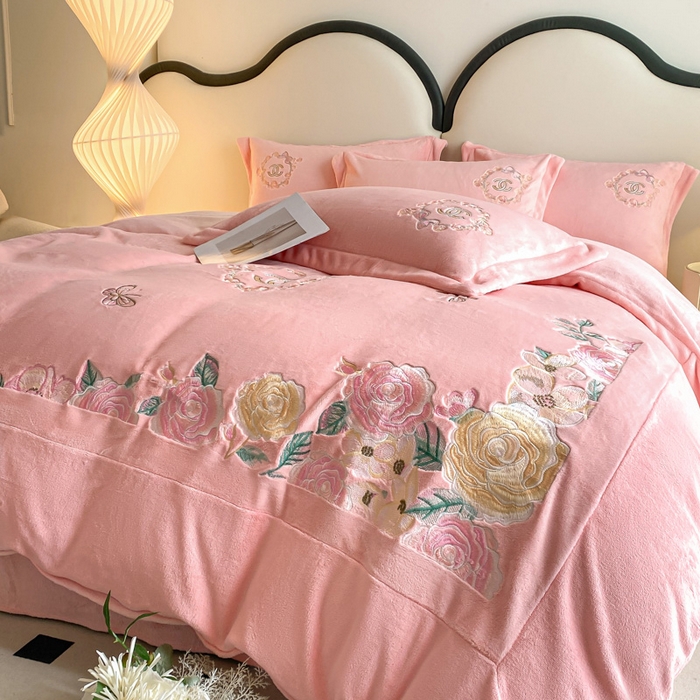 91家纺网 家纺一手货源 找家纺 （总）苹果星家纺 2025新款高克重纯色牛奶绒刺绣四件套-奢香夫人