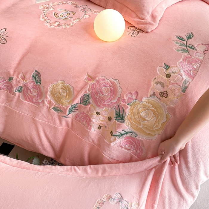 91家纺网 家纺一手货源 找家纺 （总）苹果星家纺 2025新款高克重纯色牛奶绒刺绣四件套-奢香夫人