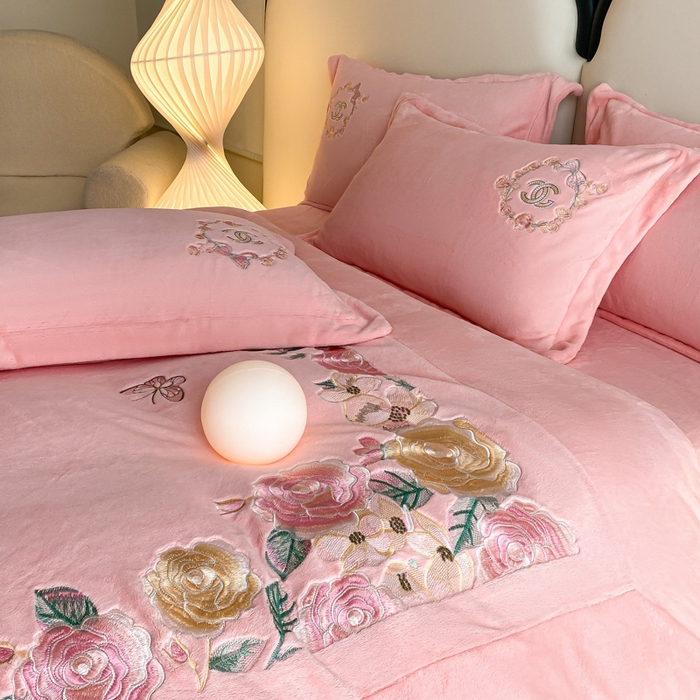 91家纺网 家纺一手货源 找家纺 （总）苹果星家纺 2025新款高克重纯色牛奶绒刺绣四件套-奢香夫人