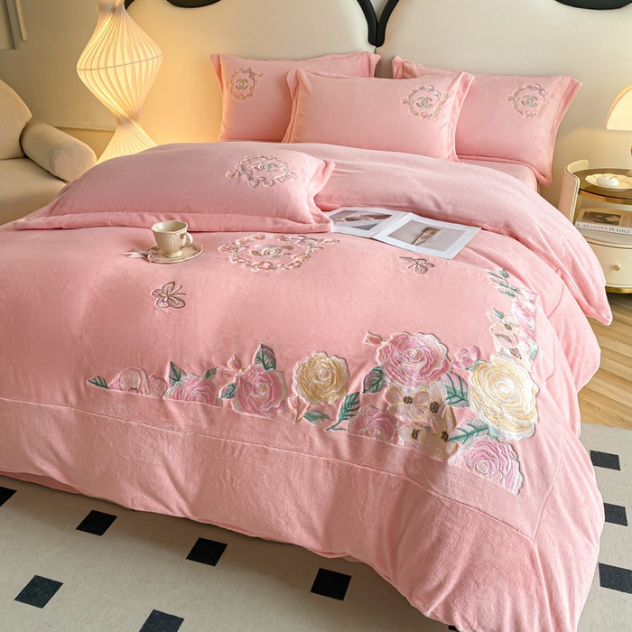 苹果星家纺 2025新款高克重纯色牛奶绒刺绣四件套-奢香夫人 奢香夫人-粉