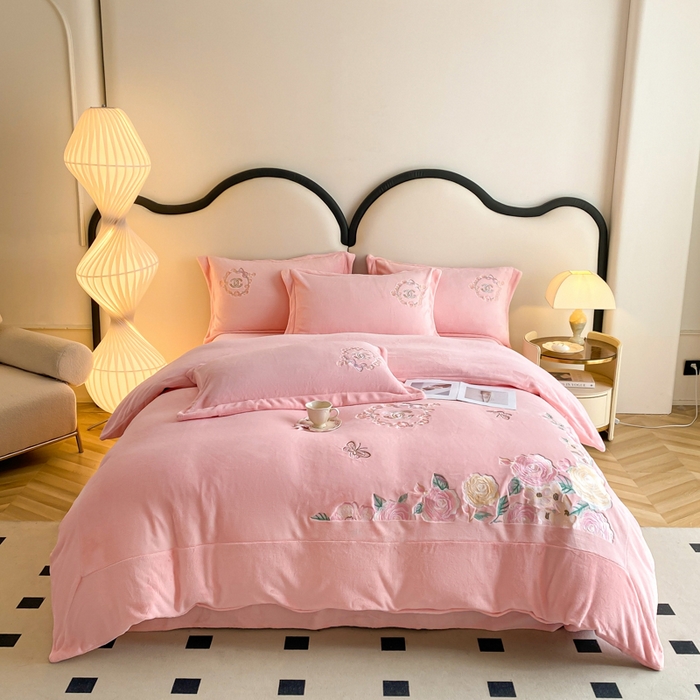 91家纺网 家纺一手货源 找家纺 苹果星家纺 2025新款高克重纯色牛奶绒刺绣四件套-奢香夫人 奢香夫人-粉