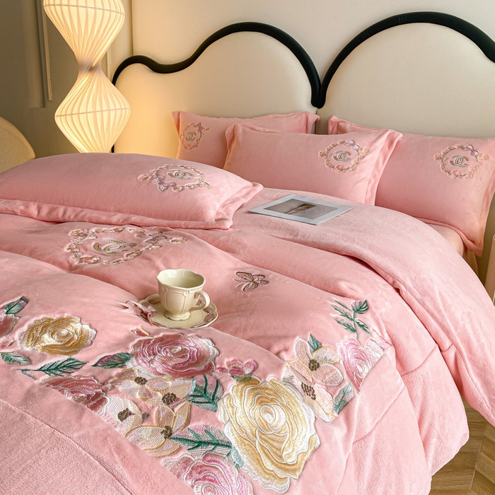91家纺网 家纺一手货源 找家纺 苹果星家纺 2025新款高克重纯色牛奶绒刺绣四件套-奢香夫人 奢香夫人-粉