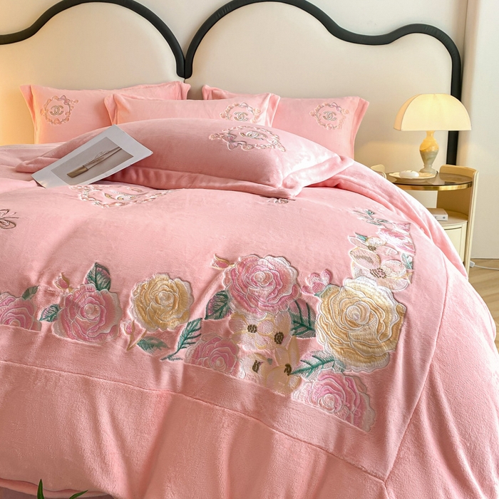 91家纺网 家纺一手货源 找家纺 苹果星家纺 2025新款高克重纯色牛奶绒刺绣四件套-奢香夫人 奢香夫人-粉