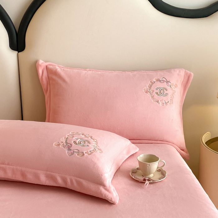 91家纺网 家纺一手货源 找家纺 苹果星家纺 2025新款高克重纯色牛奶绒刺绣四件套-奢香夫人 奢香夫人-粉