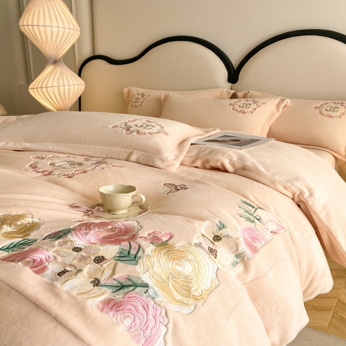 91家纺网 家纺一手货源 找家纺 苹果星家纺 2025新款高克重纯色牛奶绒刺绣四件套-奢香夫人 奢香夫人-杏