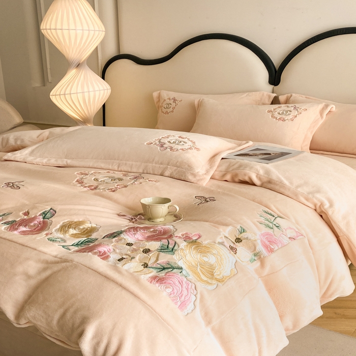 91家纺网 家纺一手货源 找家纺 苹果星家纺 2025新款高克重纯色牛奶绒刺绣四件套-奢香夫人 奢香夫人-杏