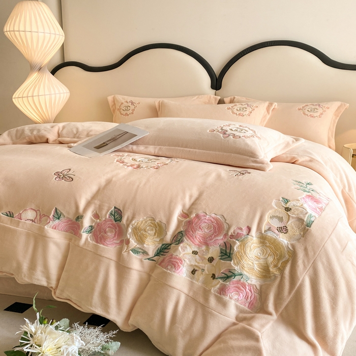 91家纺网 家纺一手货源 找家纺 苹果星家纺 2025新款高克重纯色牛奶绒刺绣四件套-奢香夫人 奢香夫人-杏