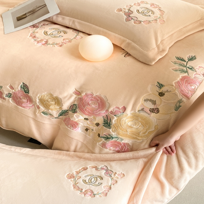 91家纺网 家纺一手货源 找家纺 苹果星家纺 2025新款高克重纯色牛奶绒刺绣四件套-奢香夫人 奢香夫人-杏