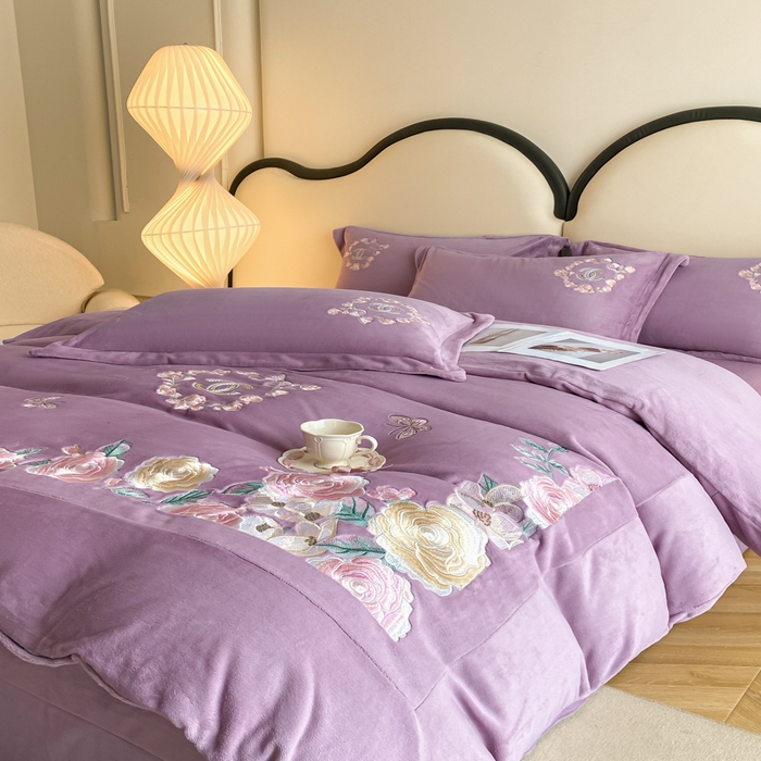 91家纺网 家纺一手货源 找家纺 苹果星家纺 2025新款高克重纯色牛奶绒刺绣四件套-奢香夫人 奢香夫人-紫