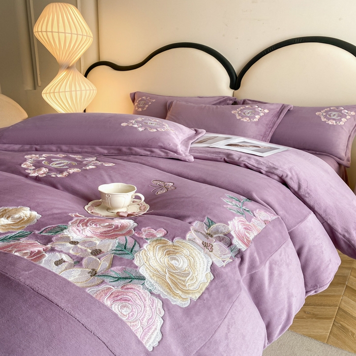 91家纺网 家纺一手货源 找家纺 苹果星家纺 2025新款高克重纯色牛奶绒刺绣四件套-奢香夫人 奢香夫人-紫