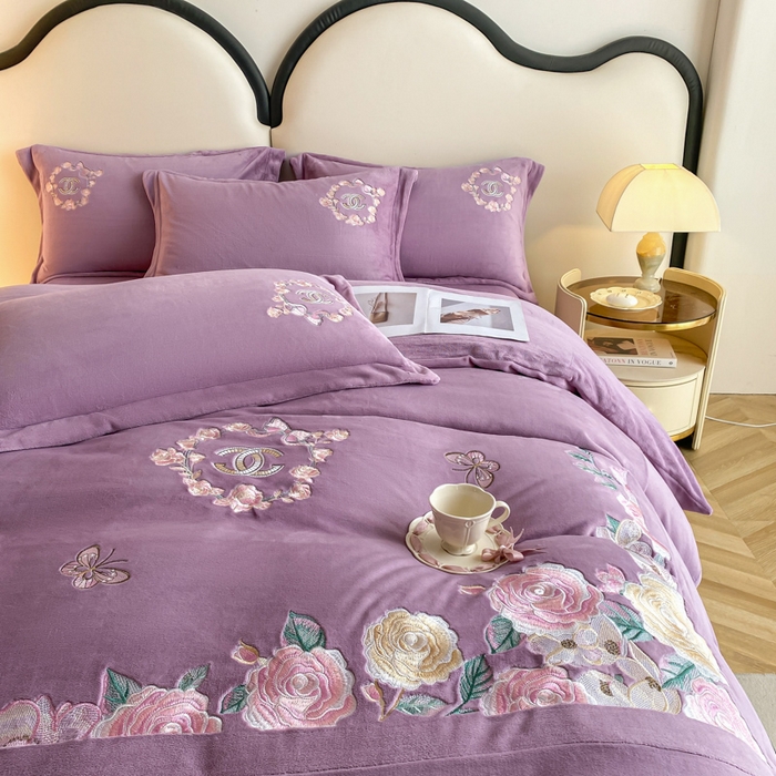 91家纺网 家纺一手货源 找家纺 苹果星家纺 2025新款高克重纯色牛奶绒刺绣四件套-奢香夫人 奢香夫人-紫