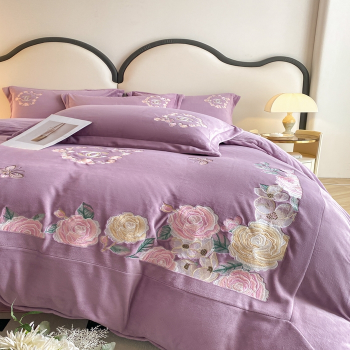 91家纺网 家纺一手货源 找家纺 苹果星家纺 2025新款高克重纯色牛奶绒刺绣四件套-奢香夫人 奢香夫人-紫