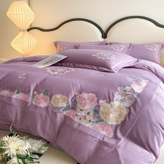91家纺网 家纺一手货源 找家纺 苹果星家纺 2025新款高克重纯色牛奶绒刺绣四件套-奢香夫人 奢香夫人-紫