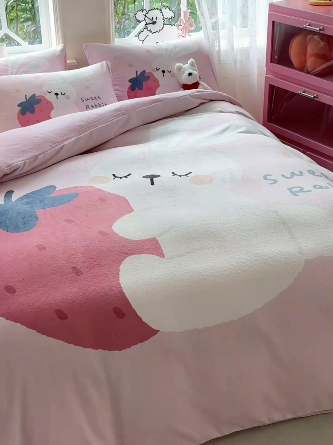 91家纺网 家纺一手货源 找家纺 ds生活馆 2025新款大版高克重双面牛奶绒四件套 草莓兔兔